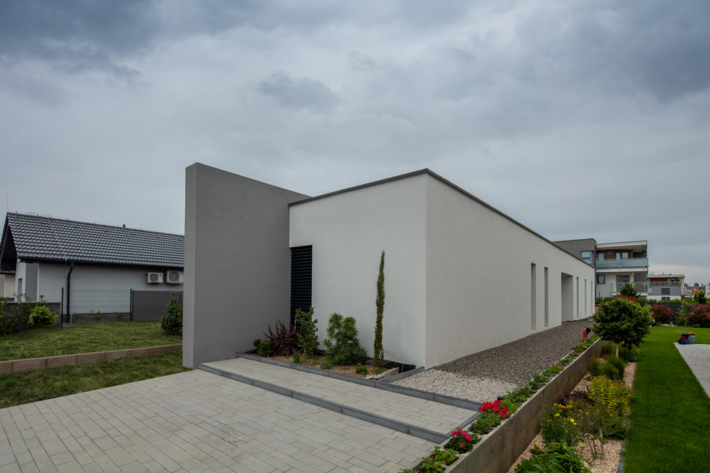 deliaca stena v novostavbe moderný prízemný dom projekt
