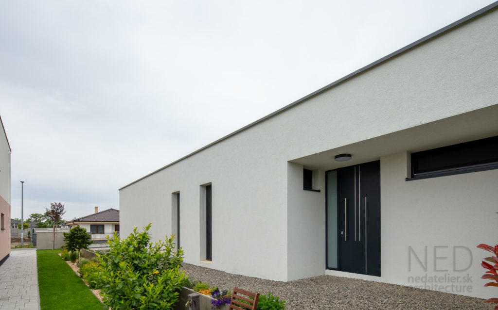 úzke okná na dome moderné okná projekt domu